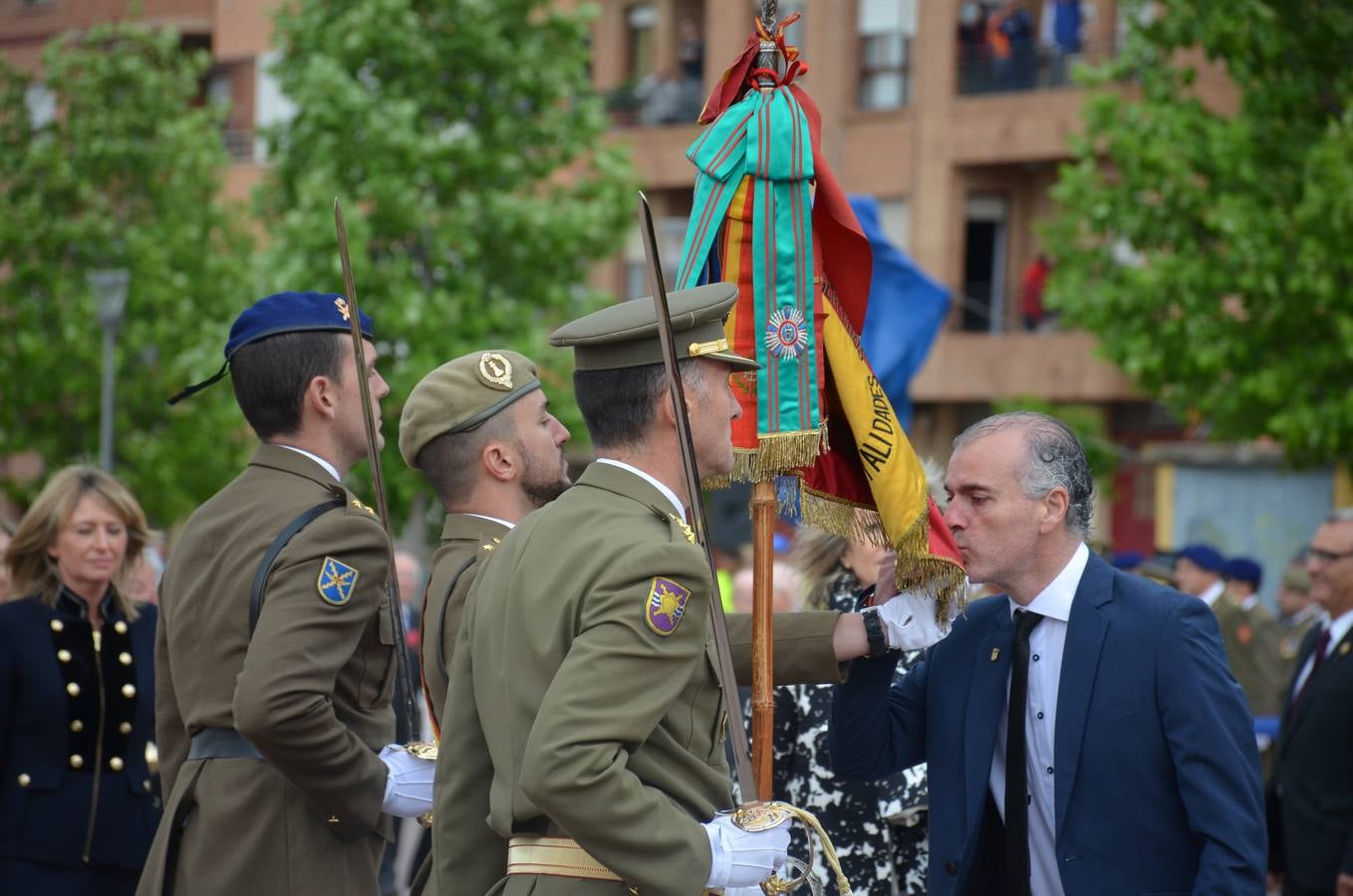 Más de 400 riojanos juraron bandera en Calahorra en una ceremonia marcada por la lluvia