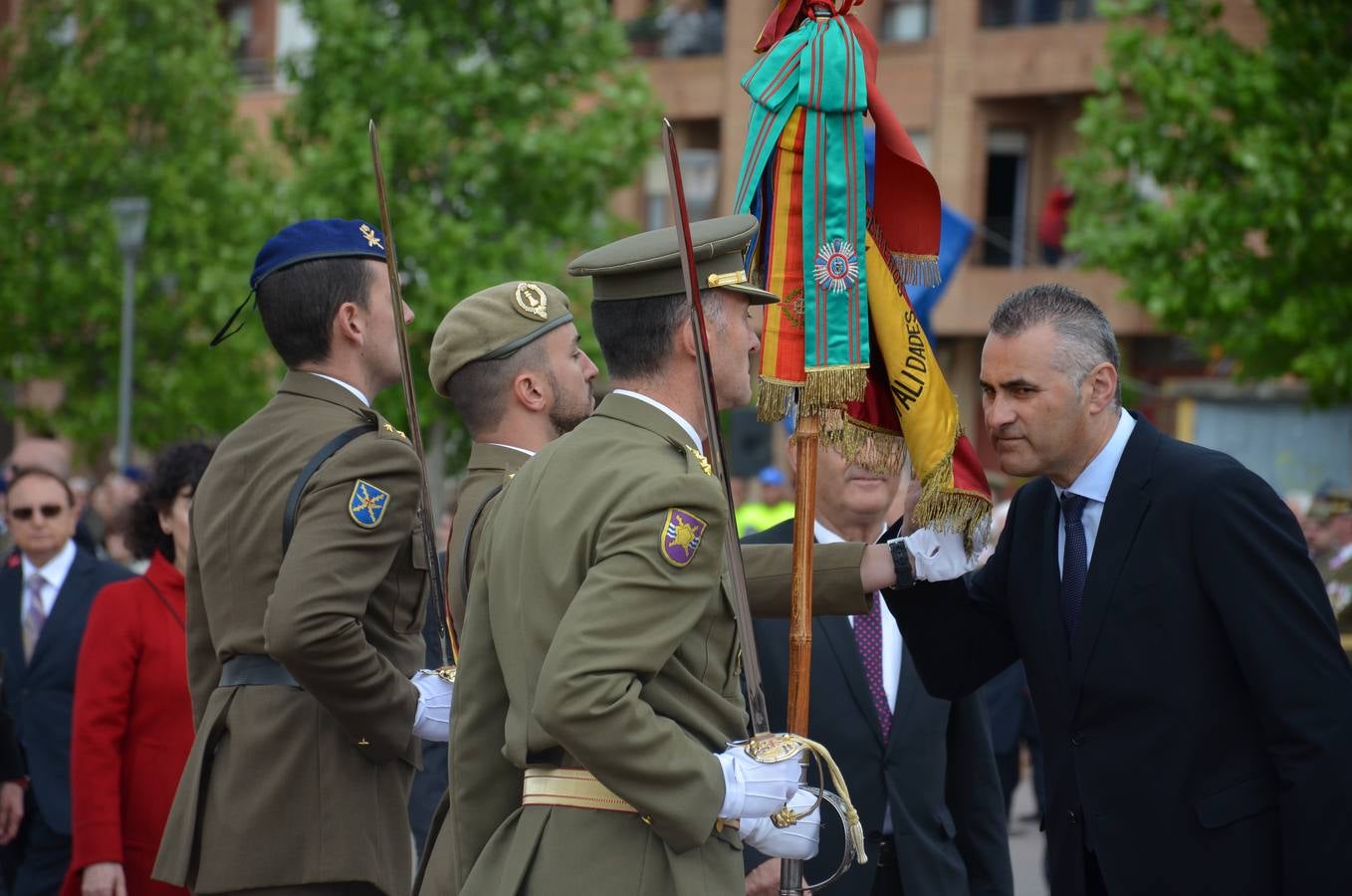 Más de 400 riojanos juraron bandera en Calahorra en una ceremonia marcada por la lluvia