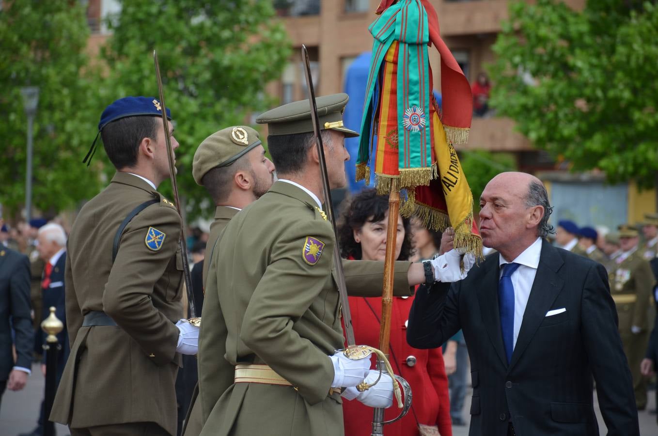 Más de 400 riojanos juraron bandera en Calahorra en una ceremonia marcada por la lluvia