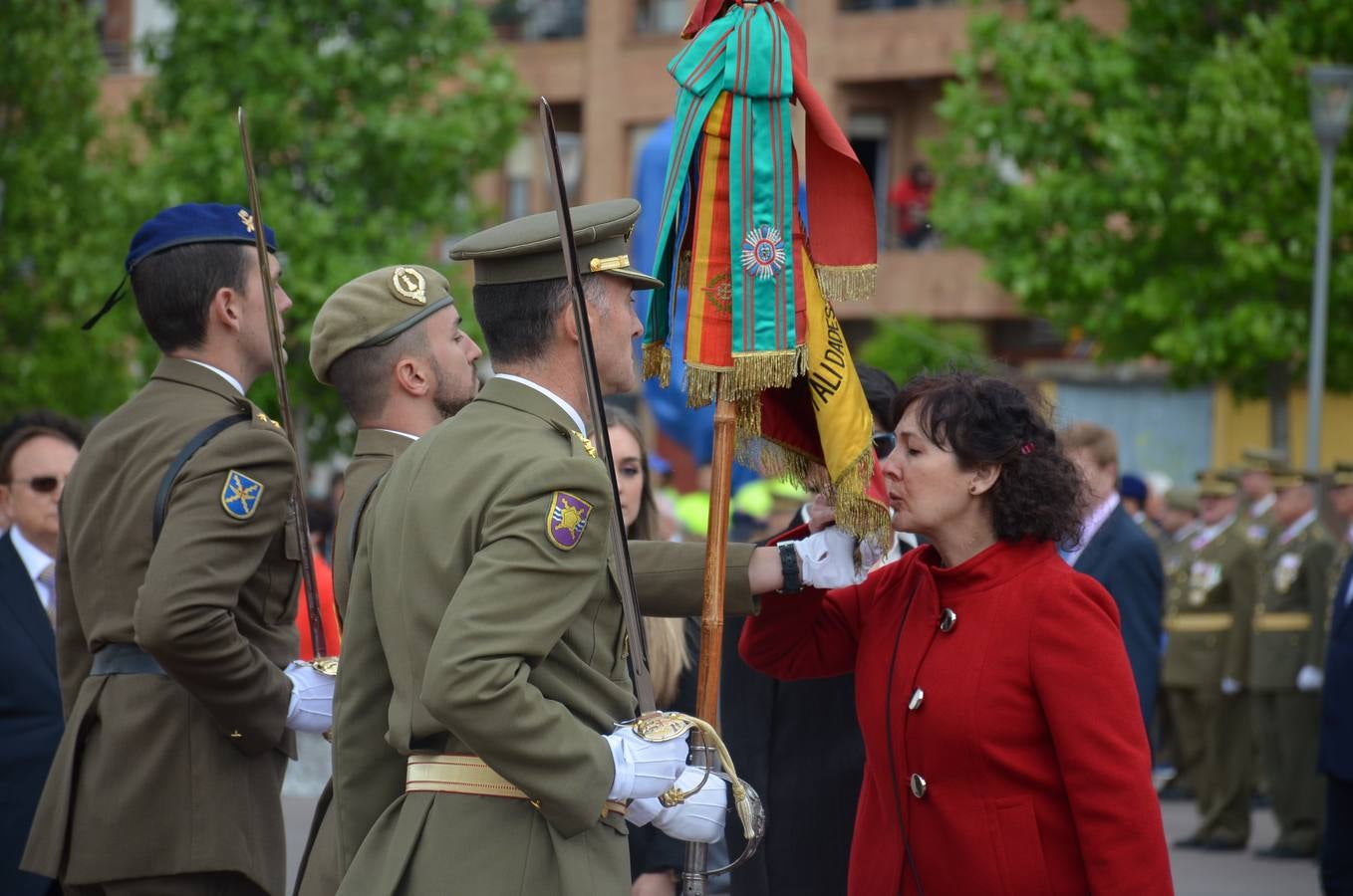 Más de 400 riojanos juraron bandera en Calahorra en una ceremonia marcada por la lluvia