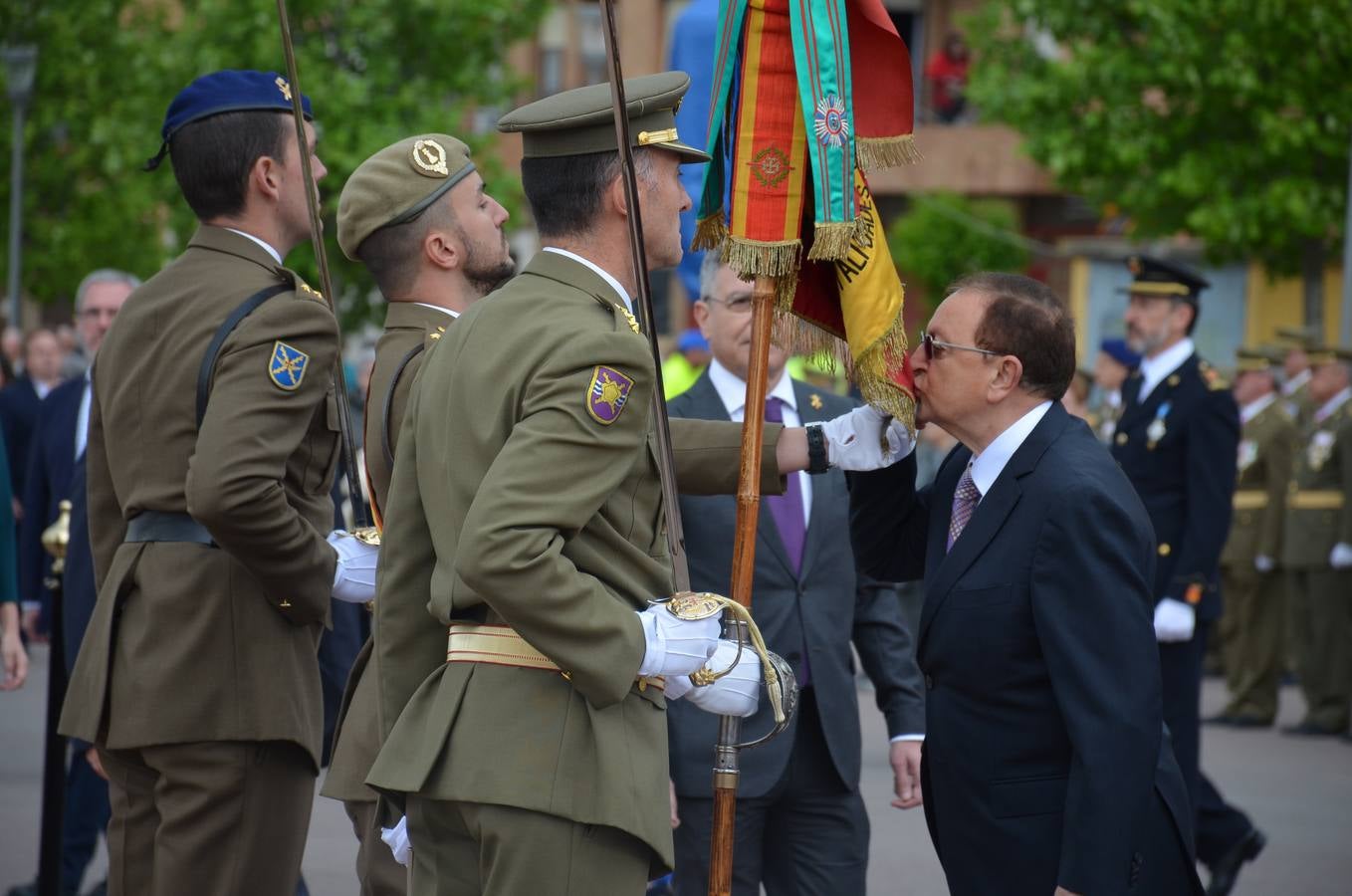 Más de 400 riojanos juraron bandera en Calahorra en una ceremonia marcada por la lluvia