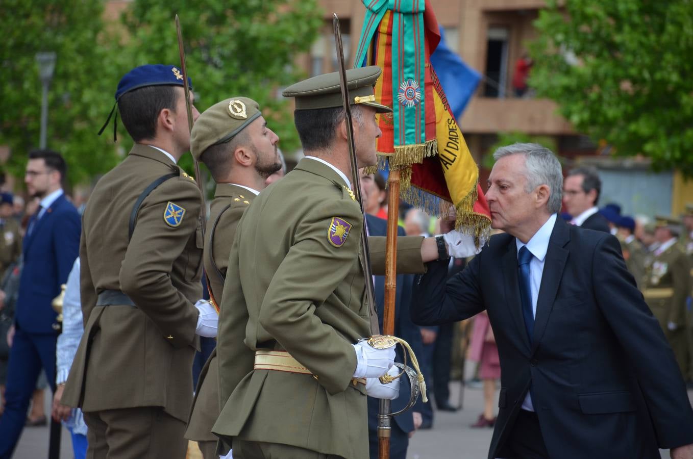 Más de 400 riojanos juraron bandera en Calahorra en una ceremonia marcada por la lluvia