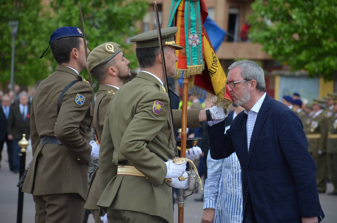 Más de 400 riojanos juraron bandera en Calahorra en una ceremonia marcada por la lluvia