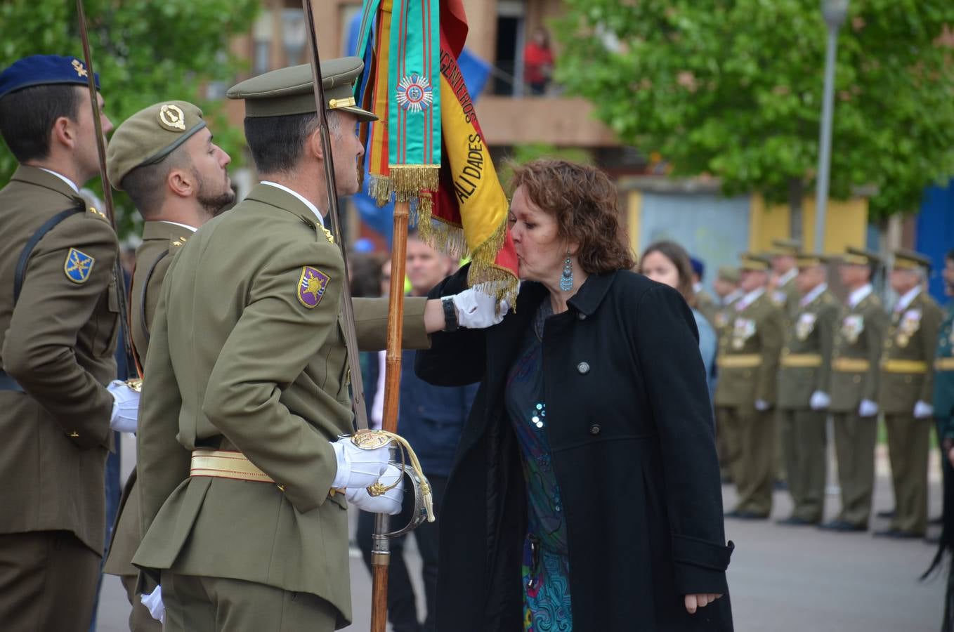 Más de 400 riojanos juraron bandera en Calahorra en una ceremonia marcada por la lluvia