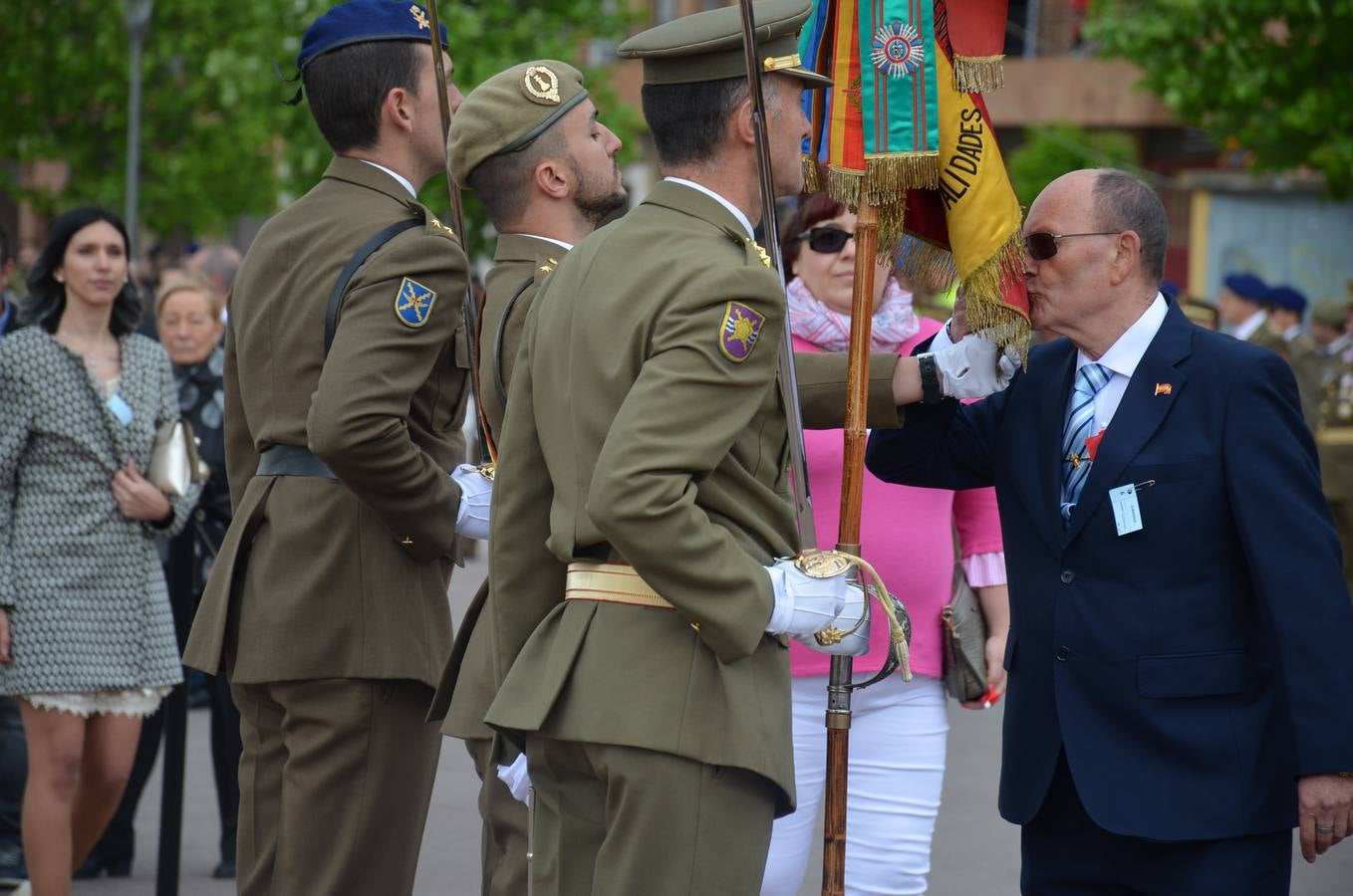 Más de 400 riojanos juraron bandera en Calahorra en una ceremonia marcada por la lluvia