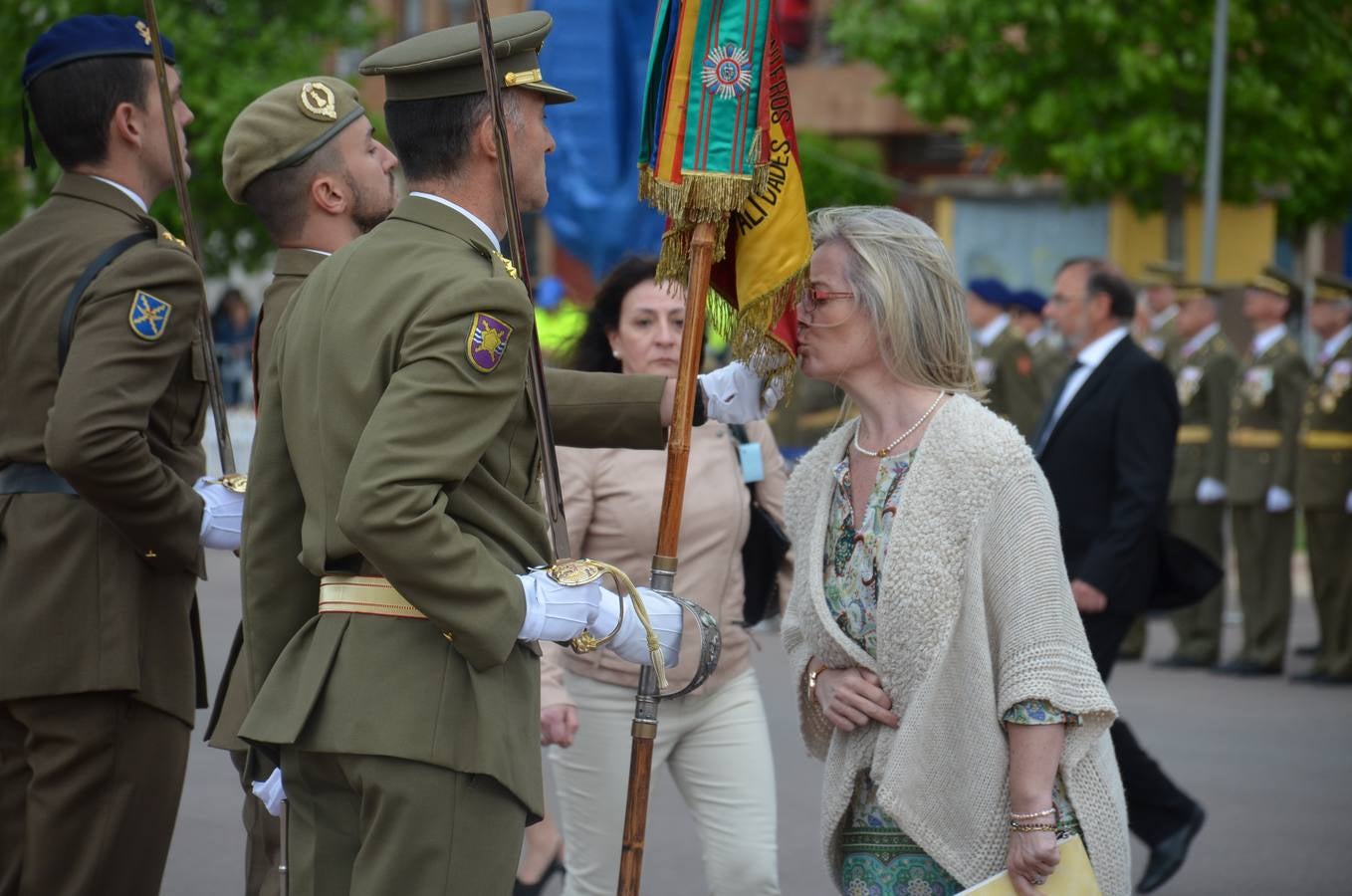 Más de 400 riojanos juraron bandera en Calahorra en una ceremonia marcada por la lluvia