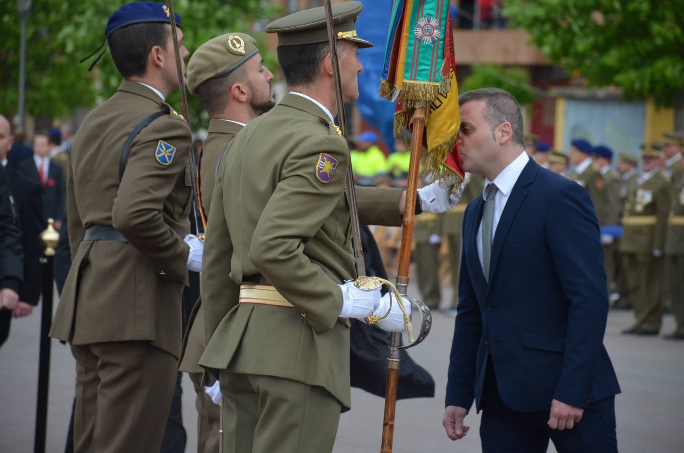 Más de 400 riojanos juraron bandera en Calahorra en una ceremonia marcada por la lluvia