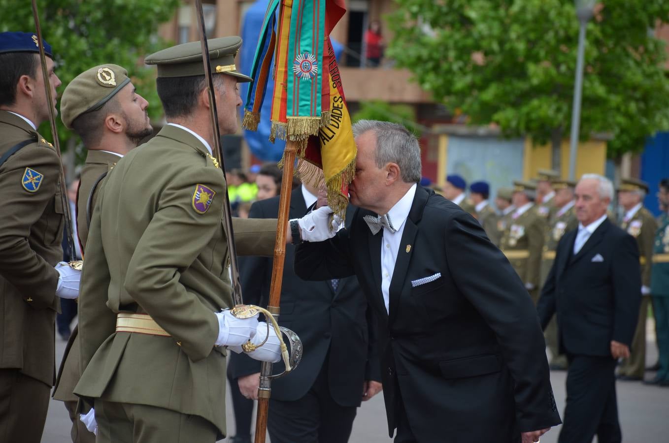 Más de 400 riojanos juraron bandera en Calahorra en una ceremonia marcada por la lluvia