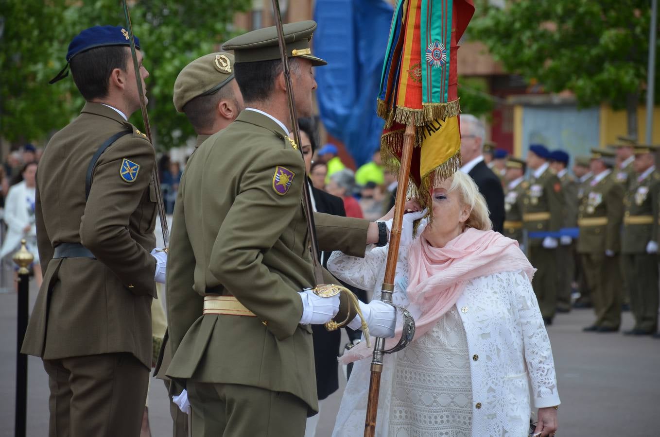 Más de 400 riojanos juraron bandera en Calahorra en una ceremonia marcada por la lluvia