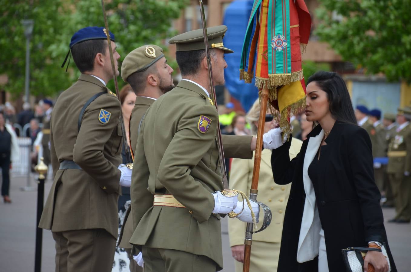 Más de 400 riojanos juraron bandera en Calahorra en una ceremonia marcada por la lluvia