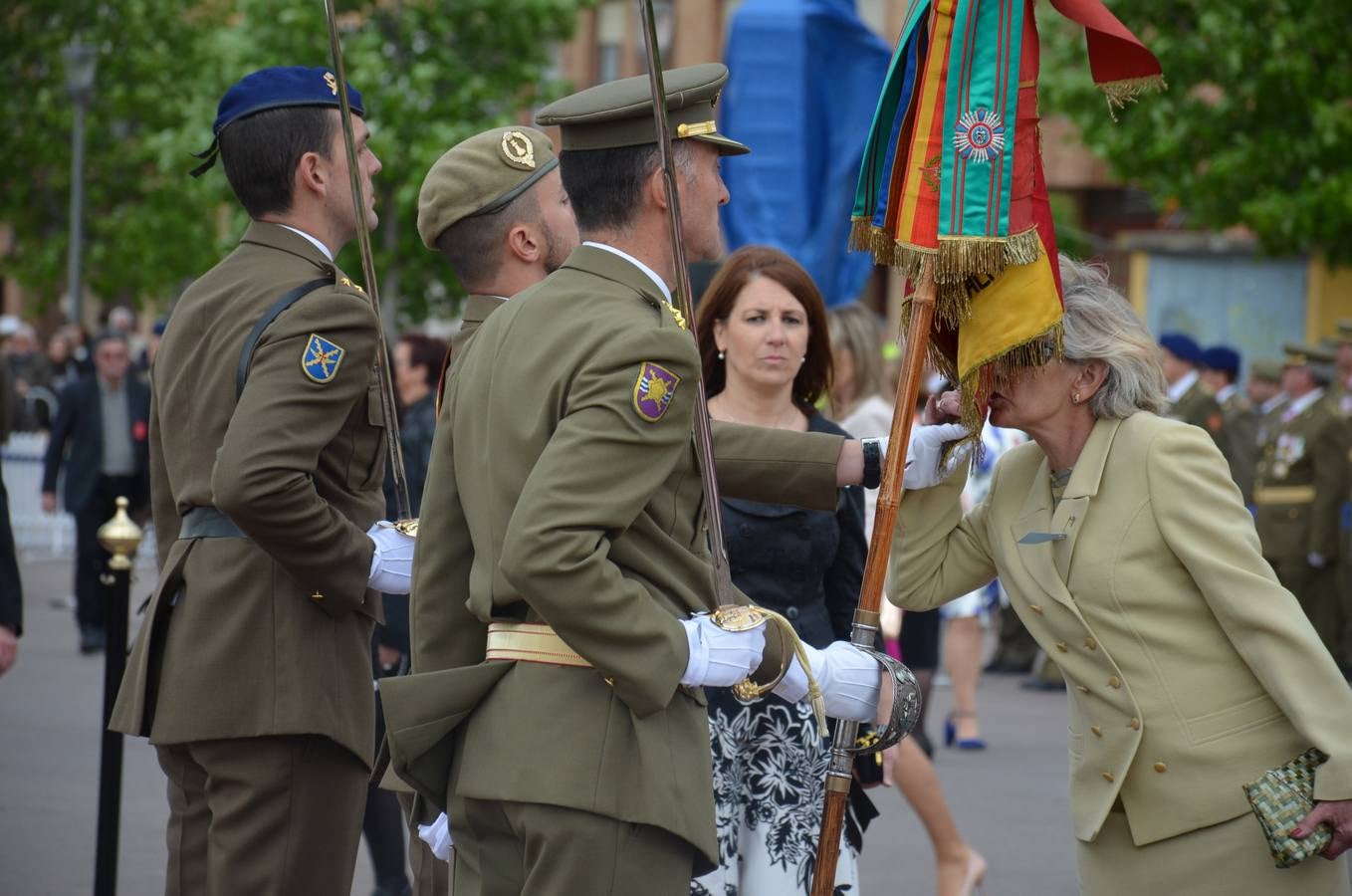 Más de 400 riojanos juraron bandera en Calahorra en una ceremonia marcada por la lluvia