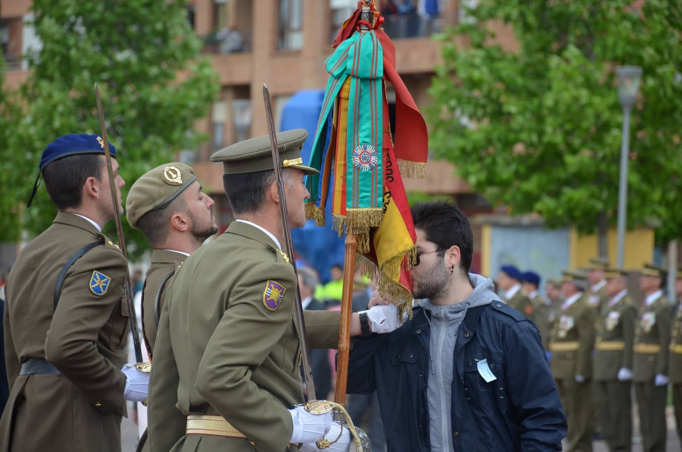 Más de 400 riojanos juraron bandera en Calahorra en una ceremonia marcada por la lluvia