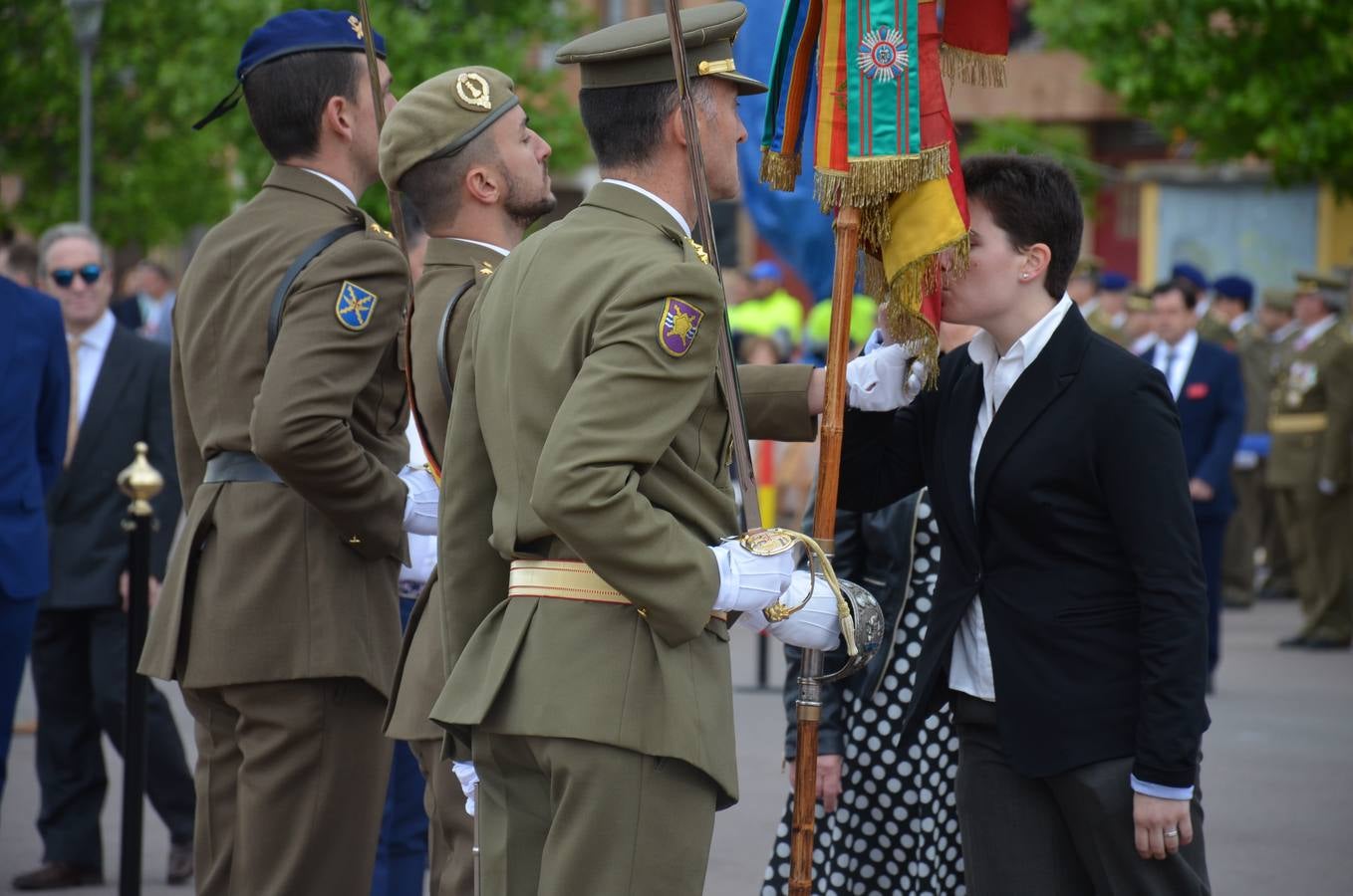 Más de 400 riojanos juraron bandera en Calahorra en una ceremonia marcada por la lluvia