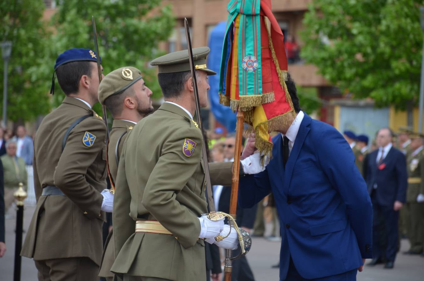 Más de 400 riojanos juraron bandera en Calahorra en una ceremonia marcada por la lluvia