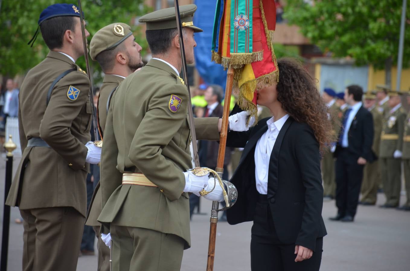 Más de 400 riojanos juraron bandera en Calahorra en una ceremonia marcada por la lluvia