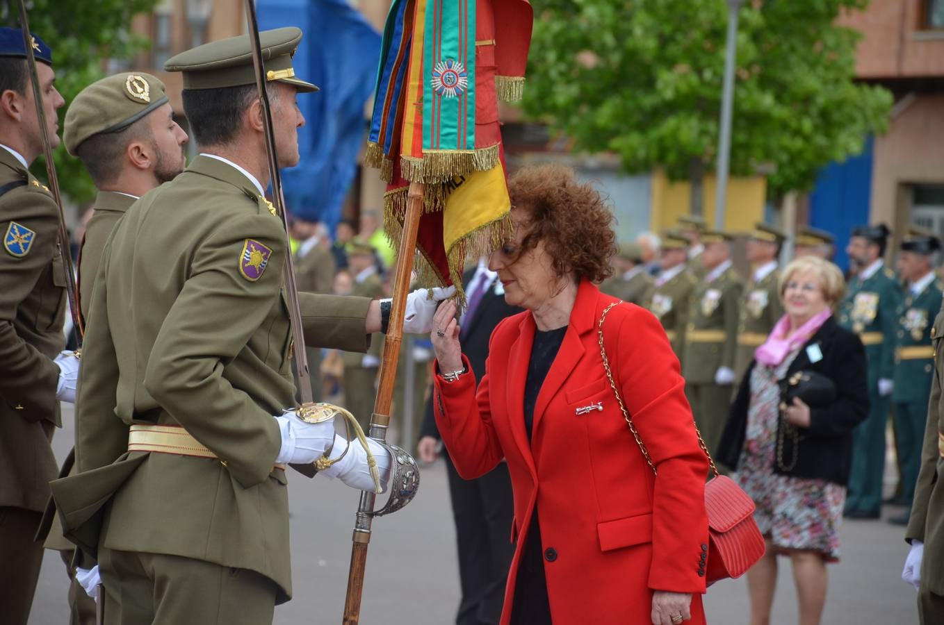 Más de 400 riojanos juraron bandera en Calahorra en una ceremonia marcada por la lluvia