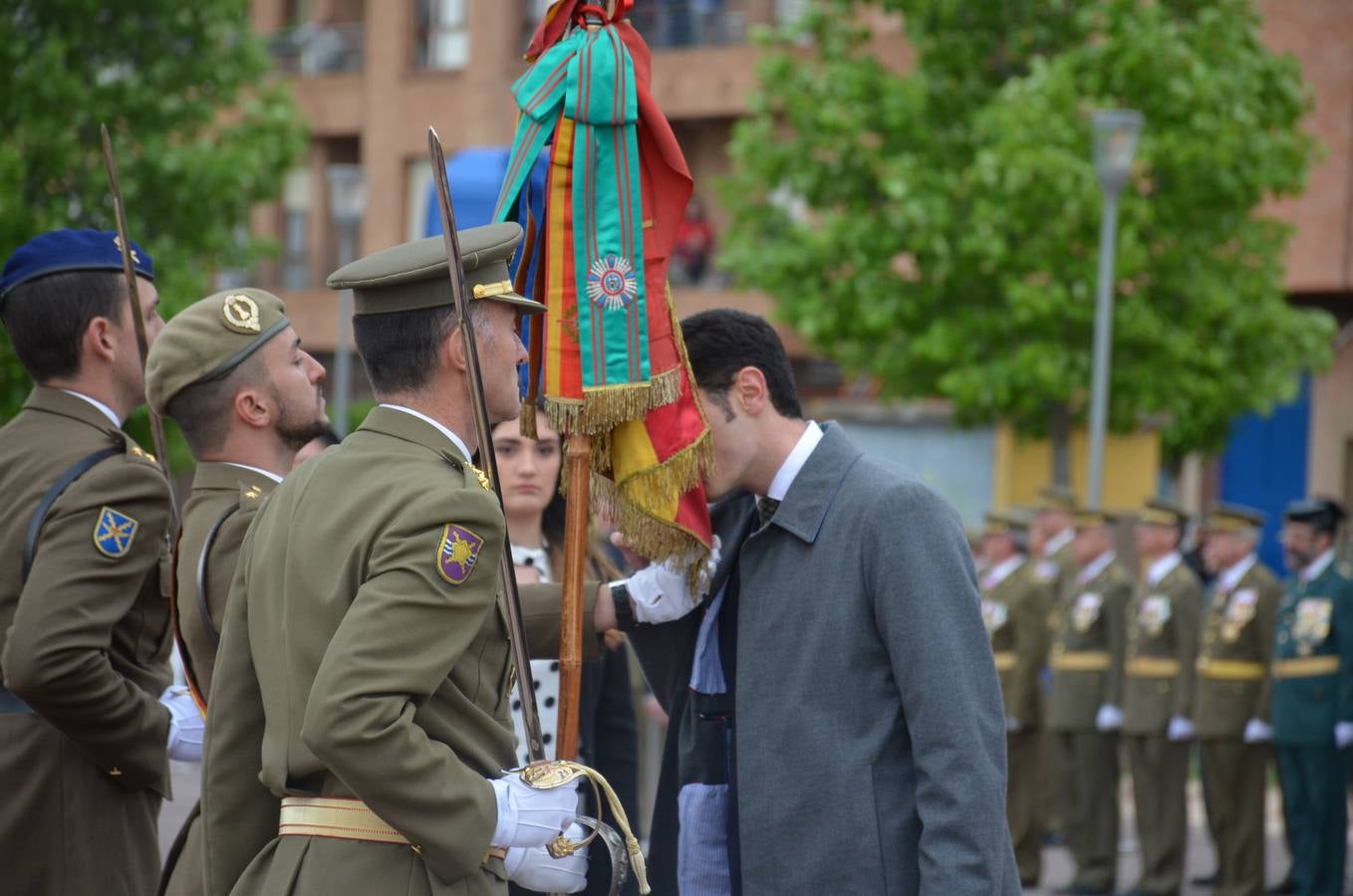 Más de 400 riojanos juraron bandera en Calahorra en una ceremonia marcada por la lluvia