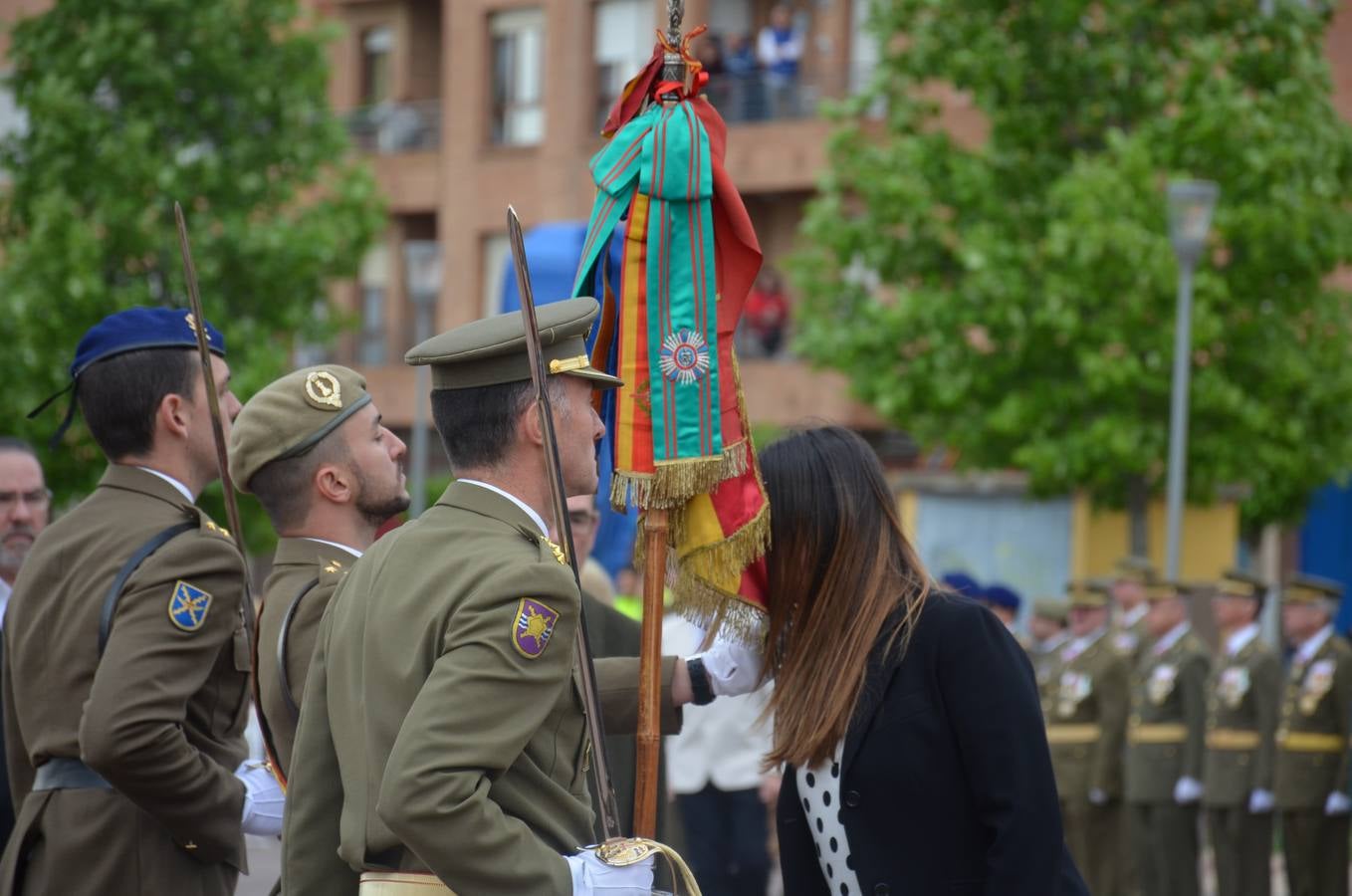 Más de 400 riojanos juraron bandera en Calahorra en una ceremonia marcada por la lluvia