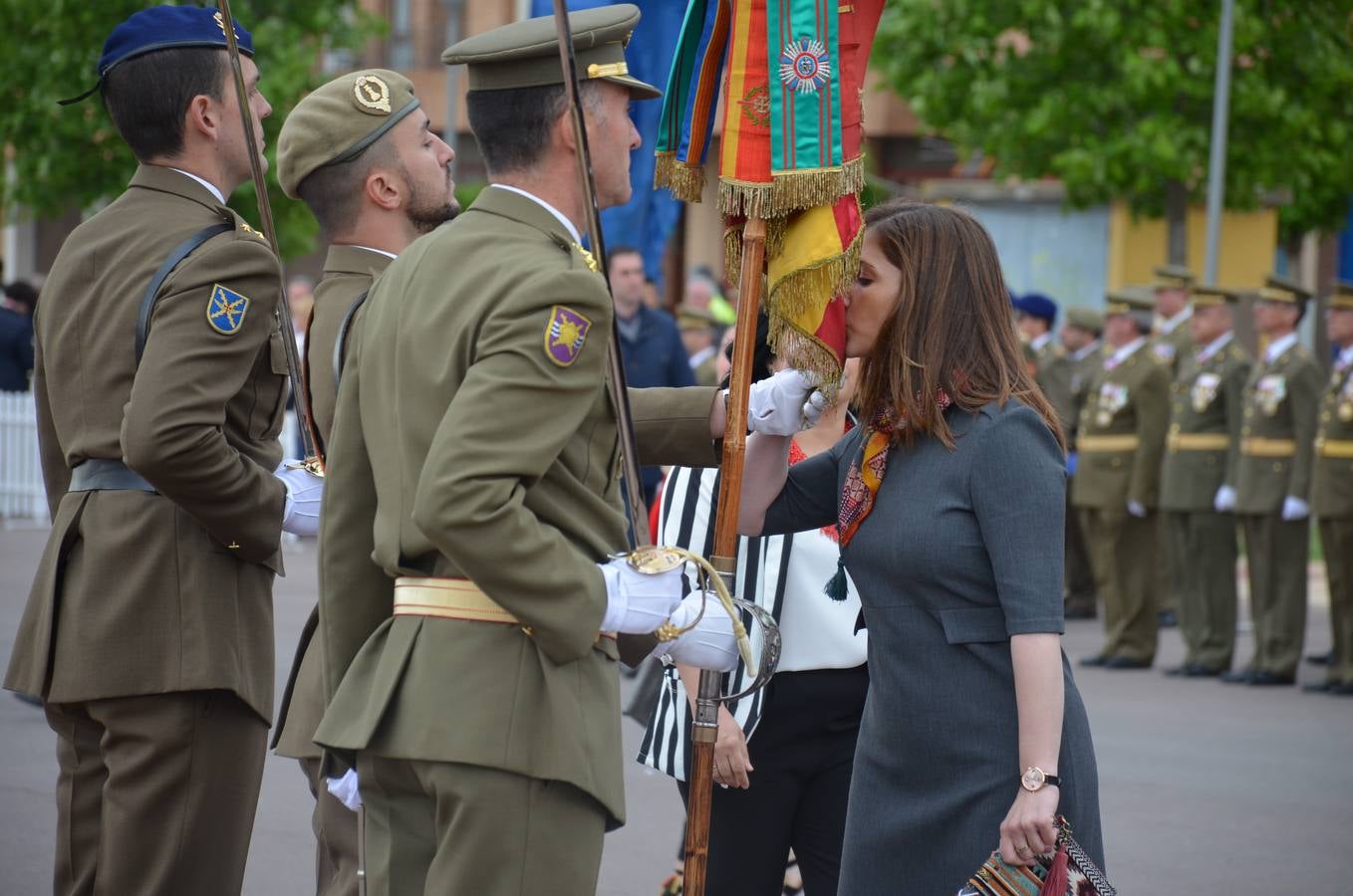 Más de 400 riojanos juraron bandera en Calahorra en una ceremonia marcada por la lluvia