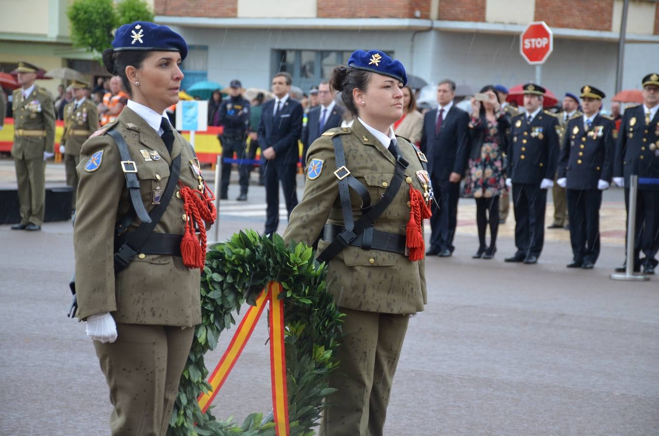 Más de 400 riojanos juraron bandera en Calahorra en una ceremonia marcada por la lluvia