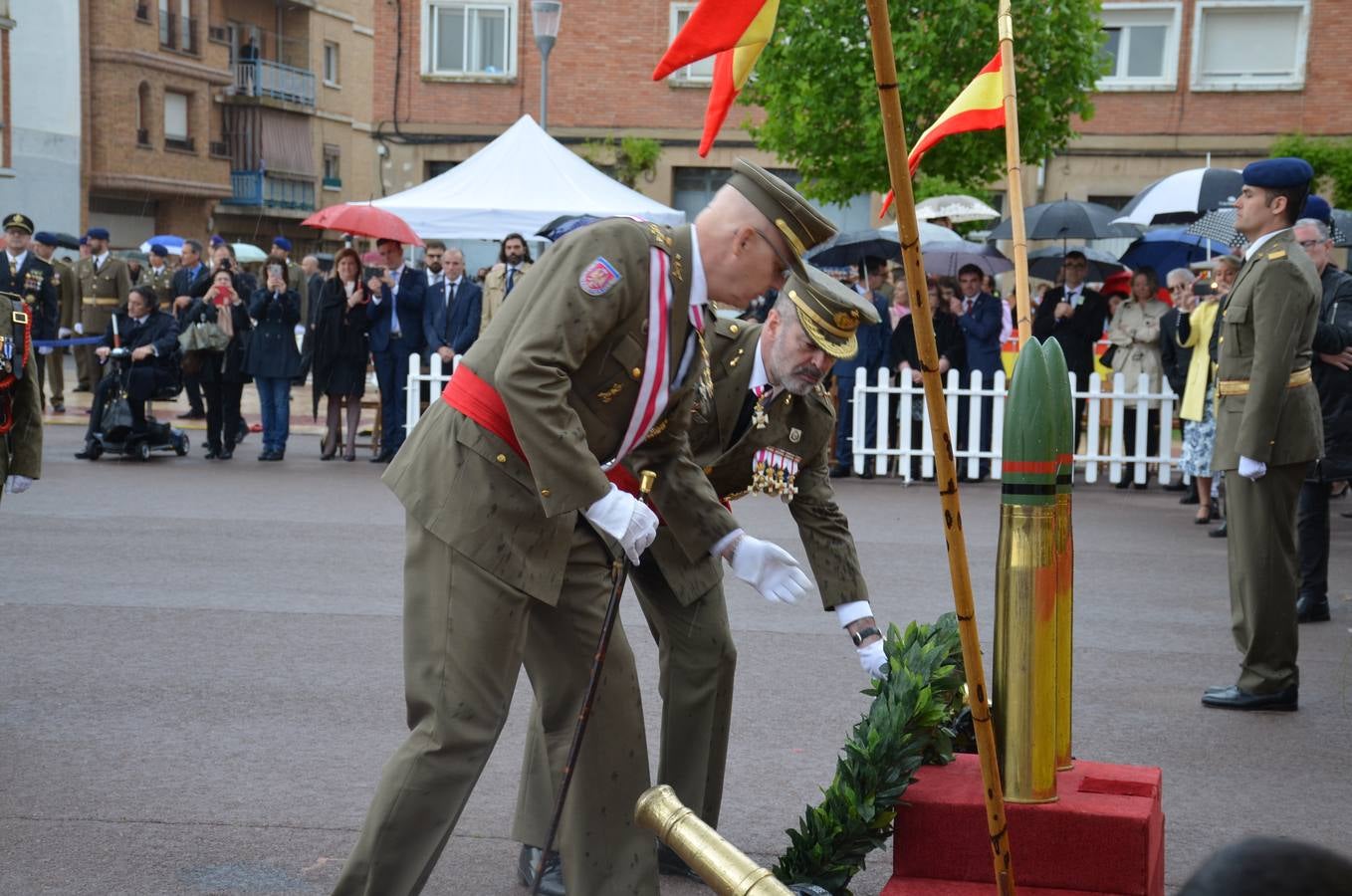 Más de 400 riojanos juraron bandera en Calahorra en una ceremonia marcada por la lluvia