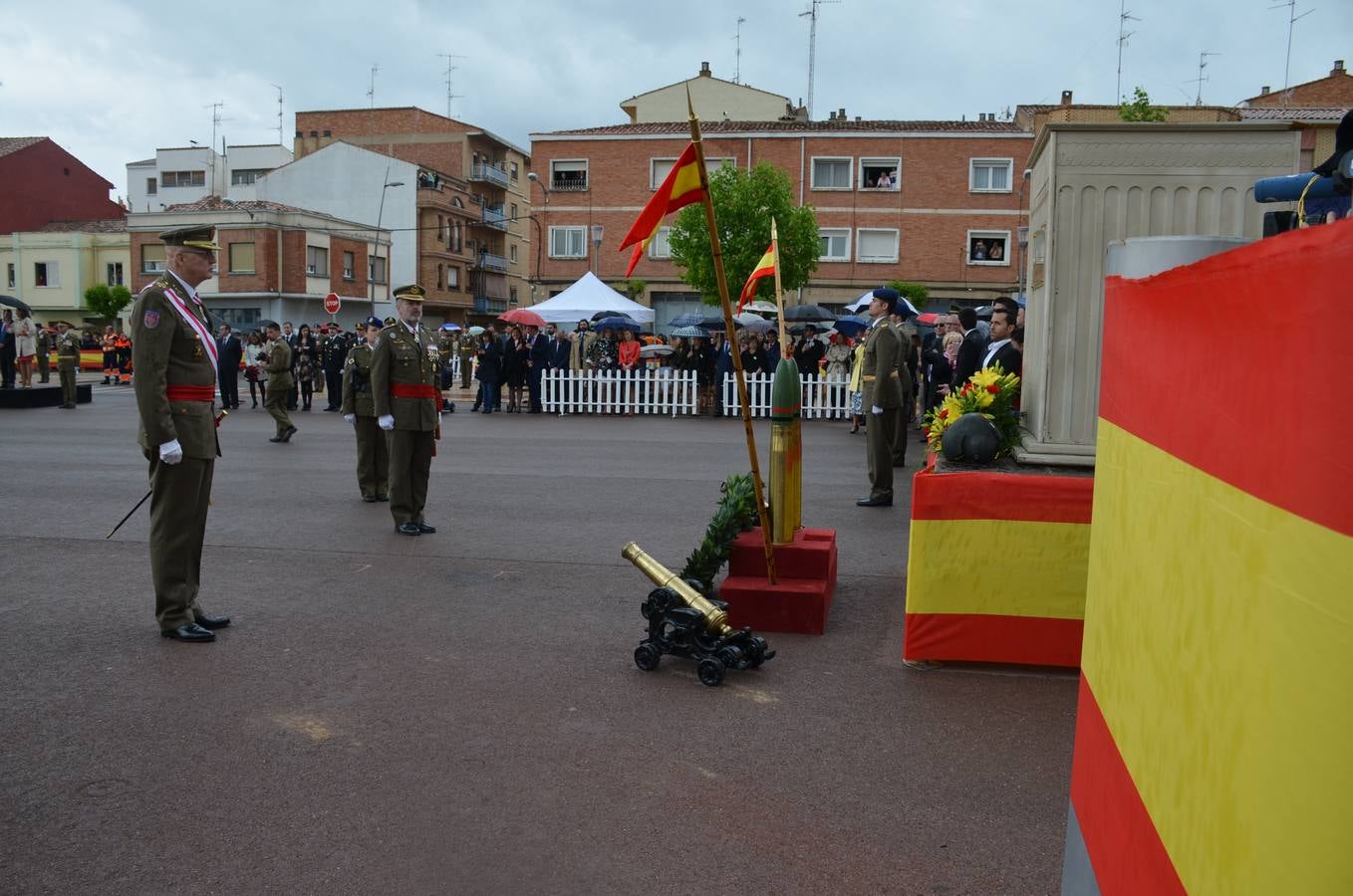 Más de 400 riojanos juraron bandera en Calahorra en una ceremonia marcada por la lluvia