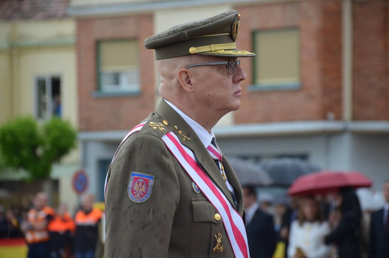 Más de 400 riojanos juraron bandera en Calahorra en una ceremonia marcada por la lluvia