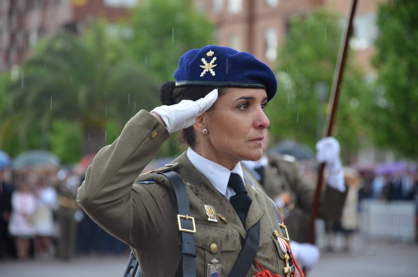 Más de 400 riojanos juraron bandera en Calahorra en una ceremonia marcada por la lluvia