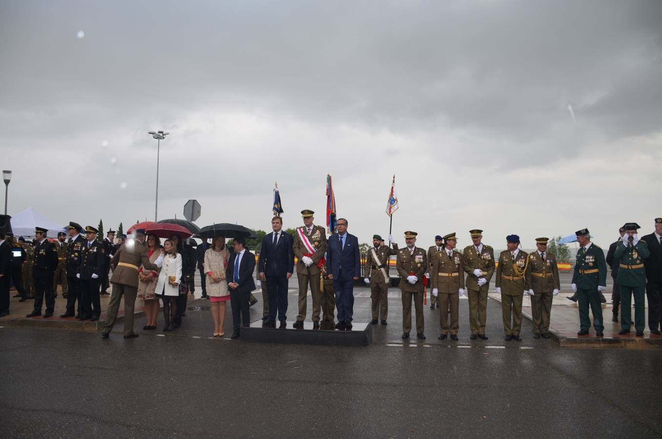 Más de 400 riojanos juraron bandera en Calahorra en una ceremonia marcada por la lluvia