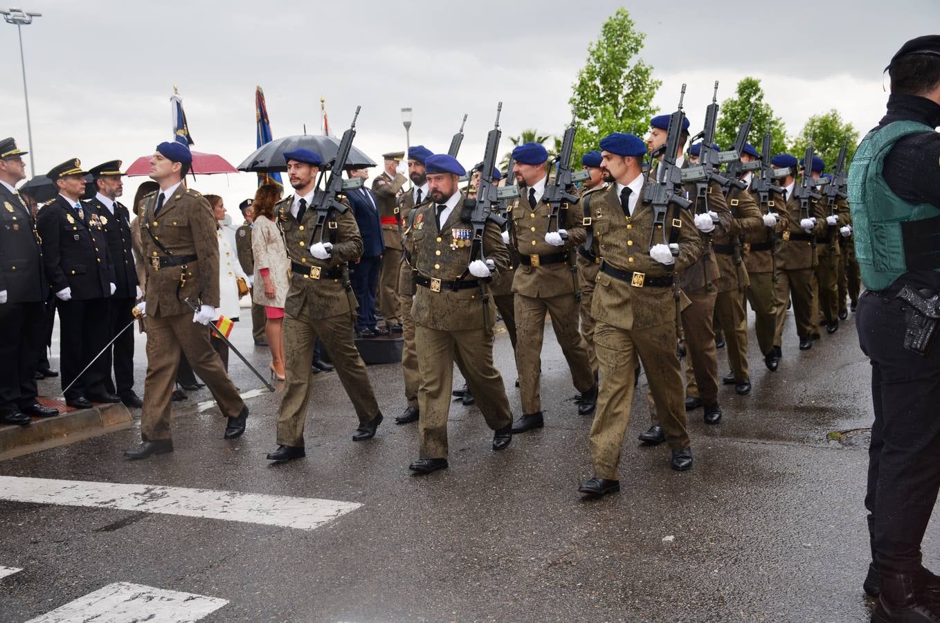 Más de 400 riojanos juraron bandera en Calahorra en una ceremonia marcada por la lluvia