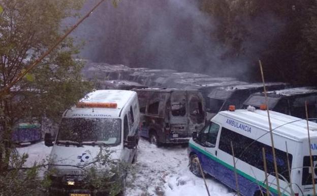 Imagen del pabellón con las ambulancias tras el incendio. 