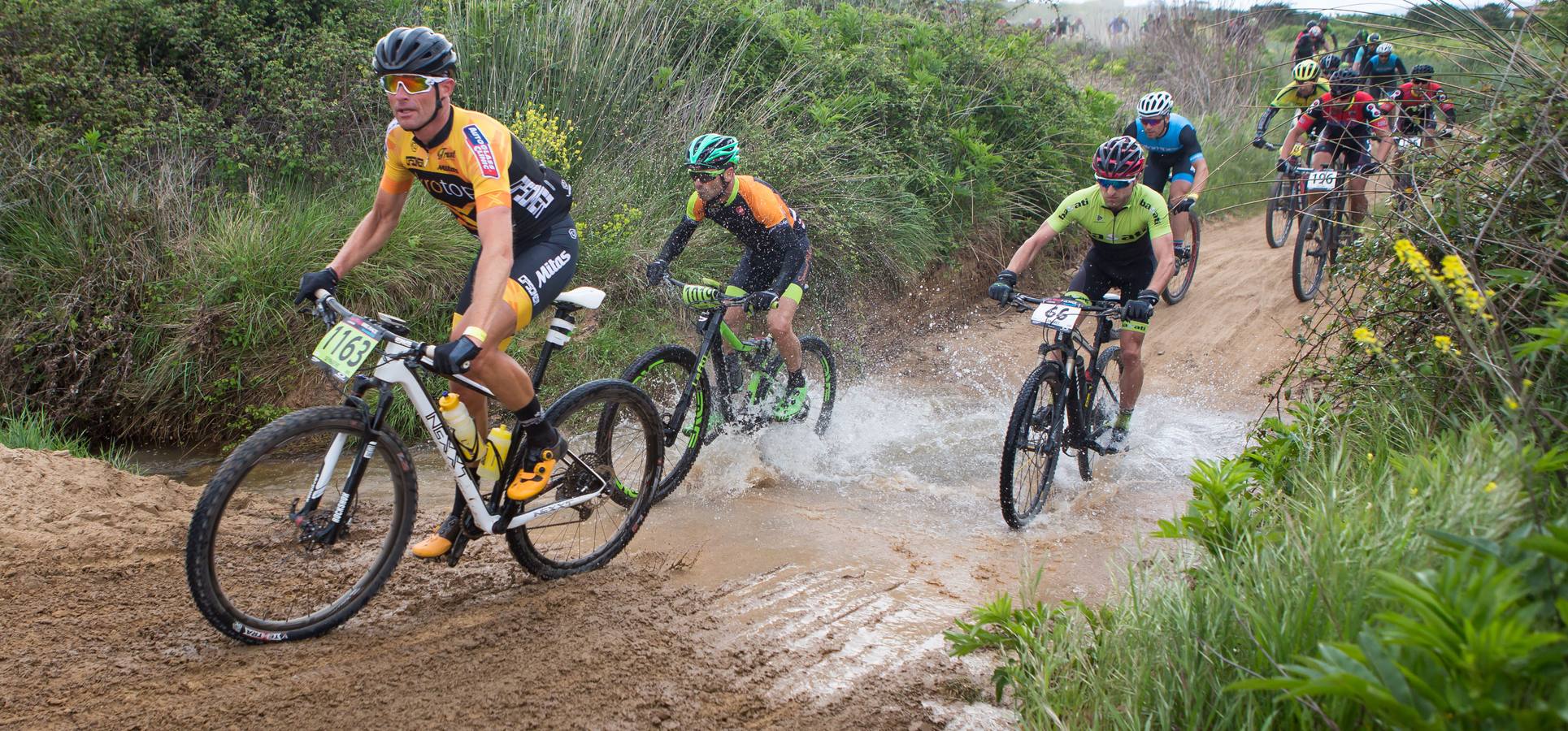 Los ciclistas, a su paso por Entrena.