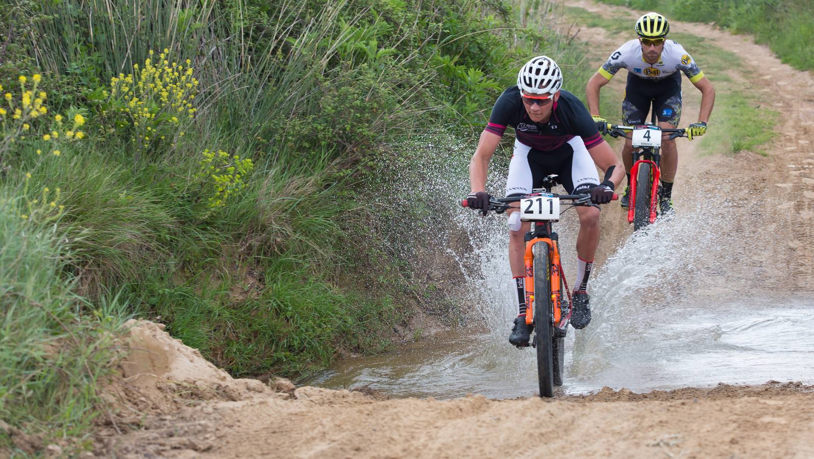 Los ciclistas, a su paso por Entrena.