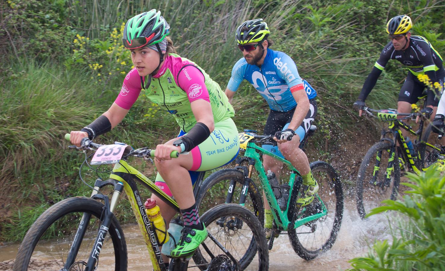 Los ciclistas, a su paso por Entrena.