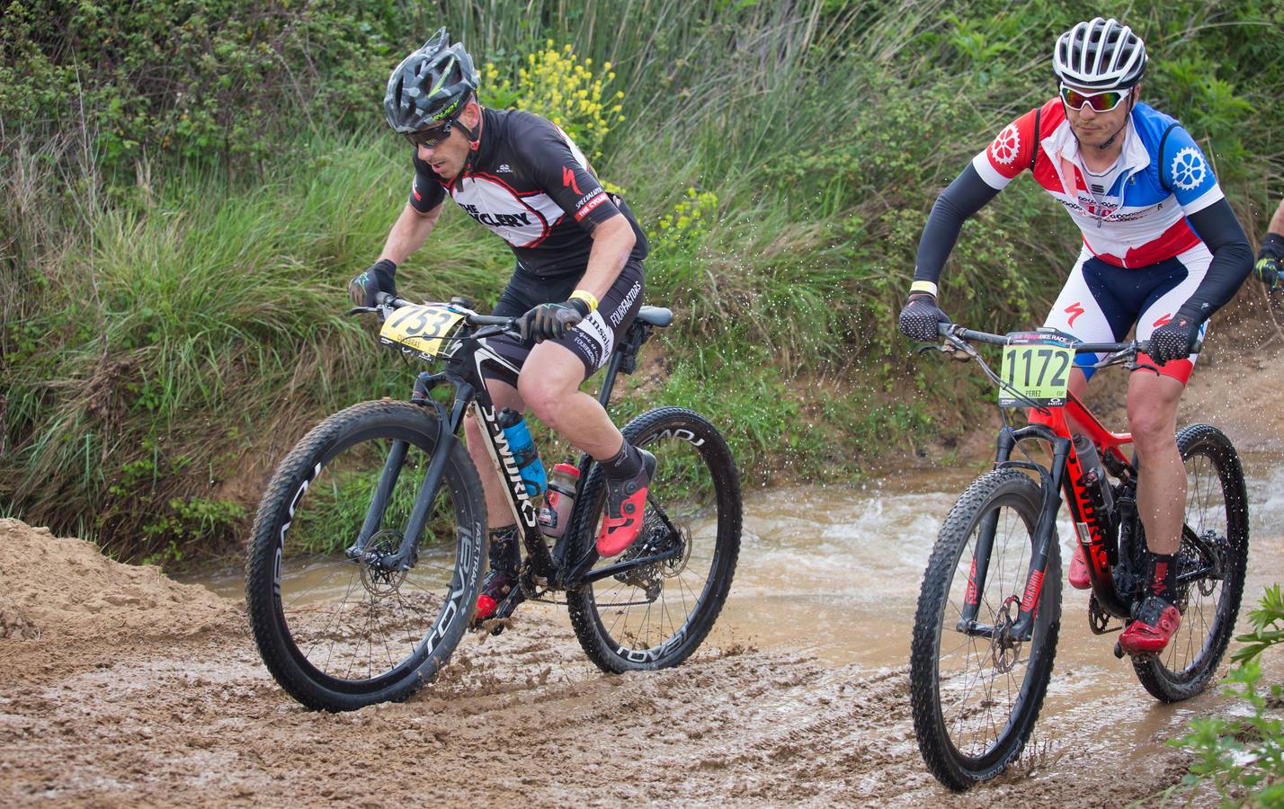 Los ciclistas, a su paso por Entrena.