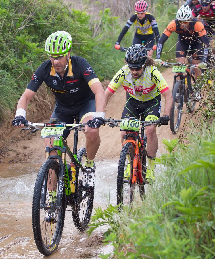 Los ciclistas, a su paso por Entrena.