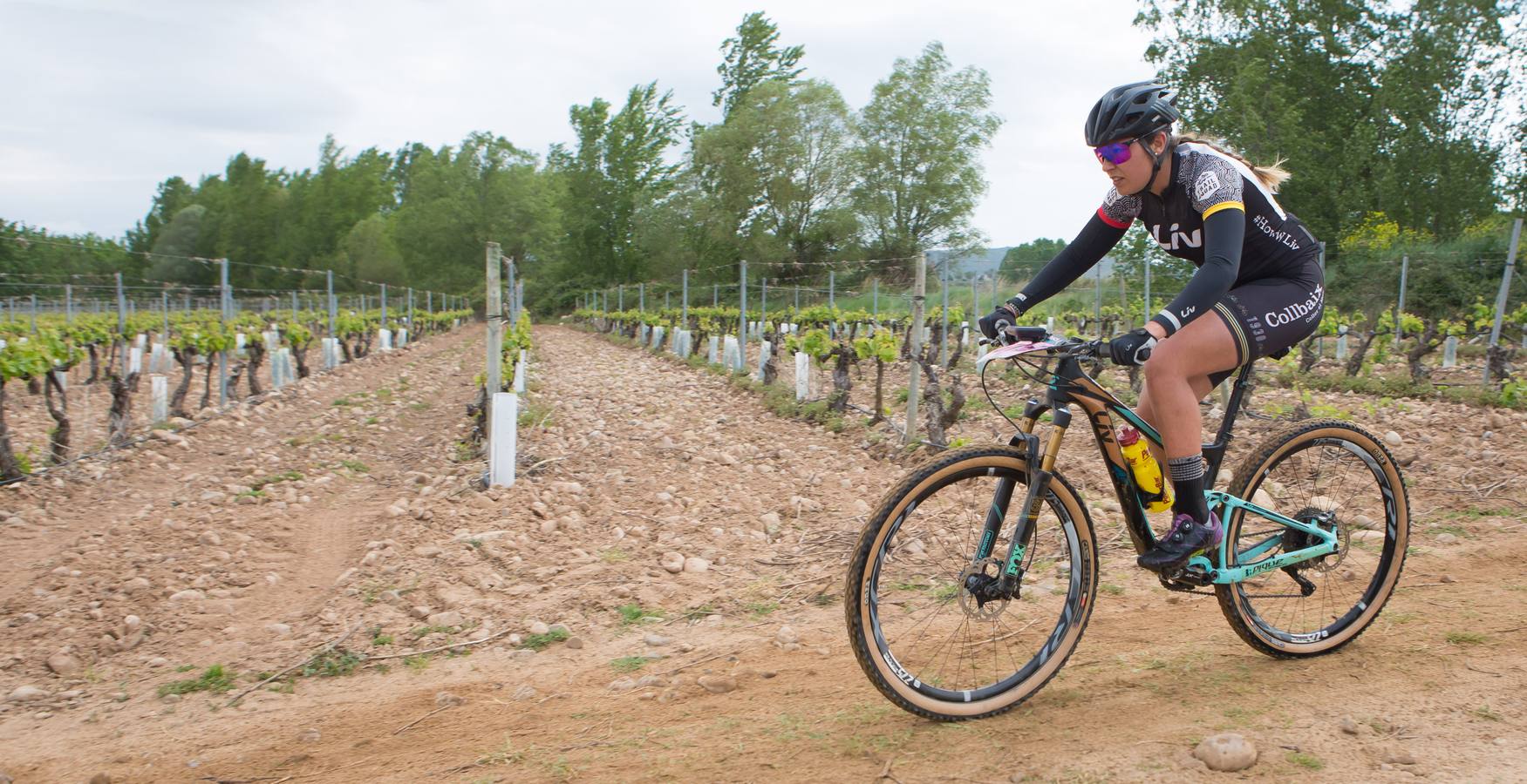 Los ciclistas, a su paso por Entrena.