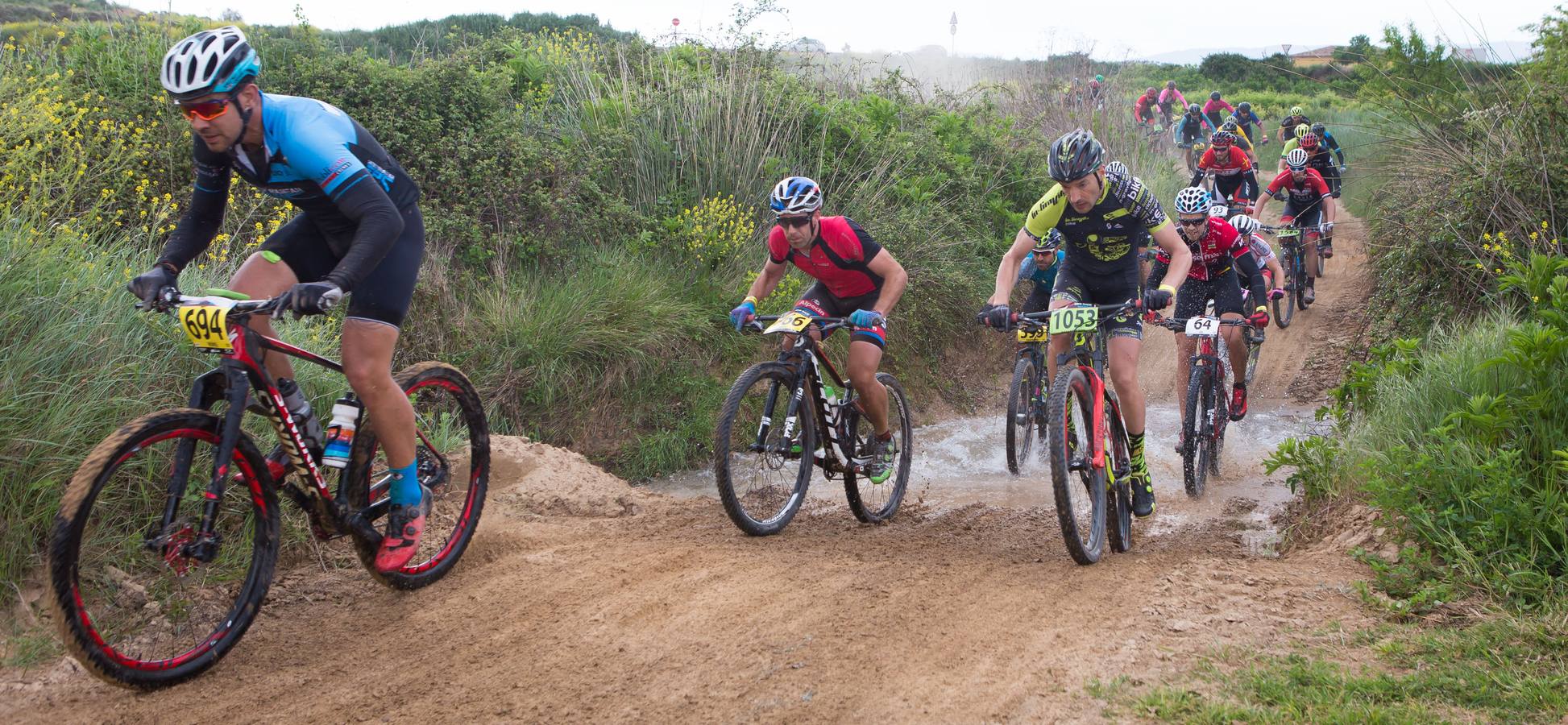 Los ciclistas, a su paso por Entrena.