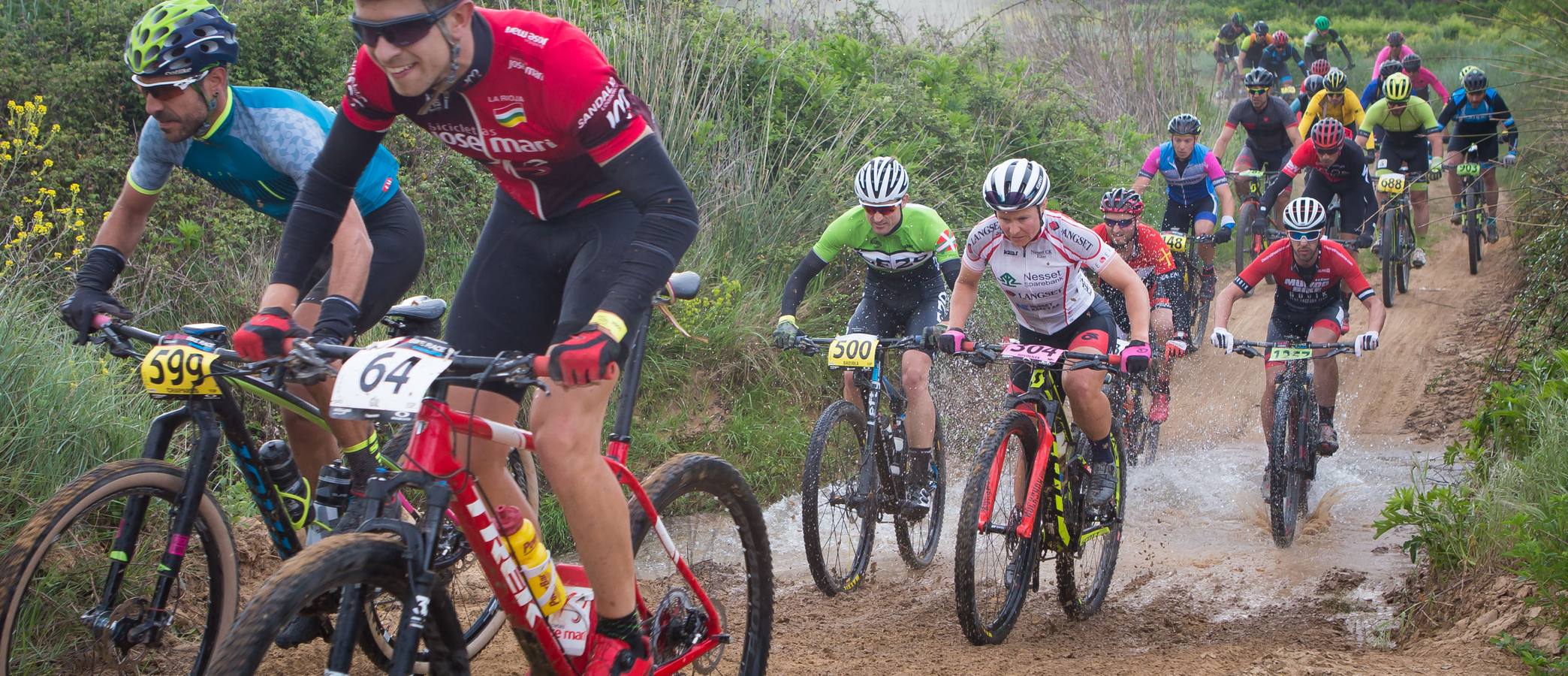 Los ciclistas, a su paso por Entrena.