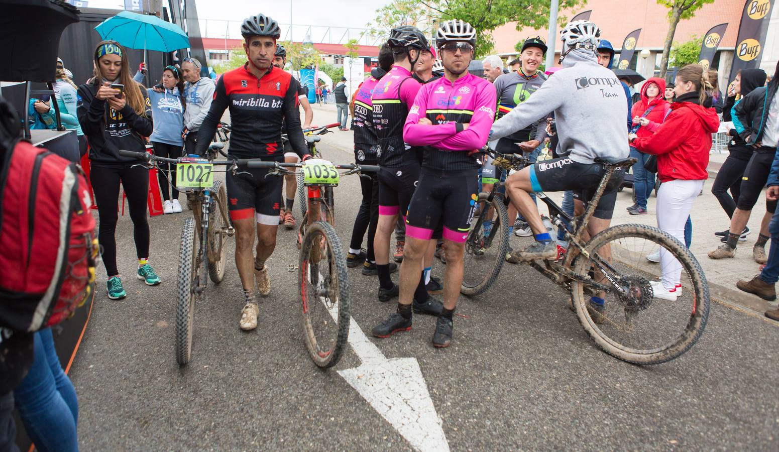 Los ganadores de la carrera ciclista, en la meta.