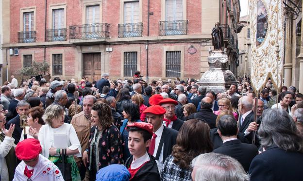 La procesión llega a la altura de la casa de la cofradía del Santo, de donde no pasaría por la aparición de la lluvia. 