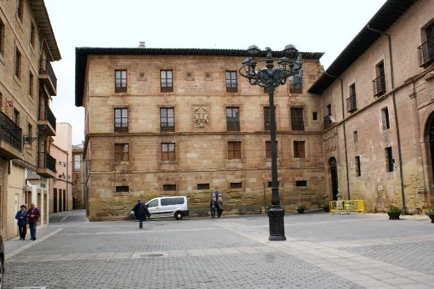 Plaza de Santa María, con el acceso al monasterio. :: F. D.