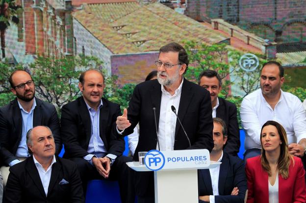 Rajoy se dirige, ayer, a los asistentes al acto del PP en Jerez de la Frontera. :: A. Carrasco Ragel / efe
