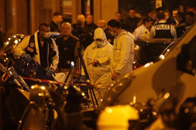 Imágenes del despliegue policial para esclarecer el ataque de un hombre, ayer, en el centro de París. :: afp