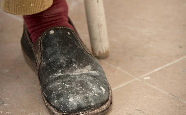 Imagen principal - El estudio . Unas zapatillas manchadas de pintura, la caja de óleos y pinceles, un busto a medio acabar... Detalles de la personalidad del maestro de Tomelloso.