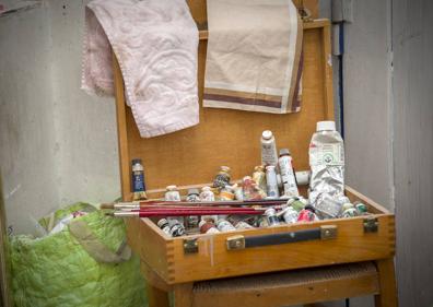 Imagen secundaria 1 - El estudio . Unas zapatillas manchadas de pintura, la caja de óleos y pinceles, un busto a medio acabar... Detalles de la personalidad del maestro de Tomelloso.