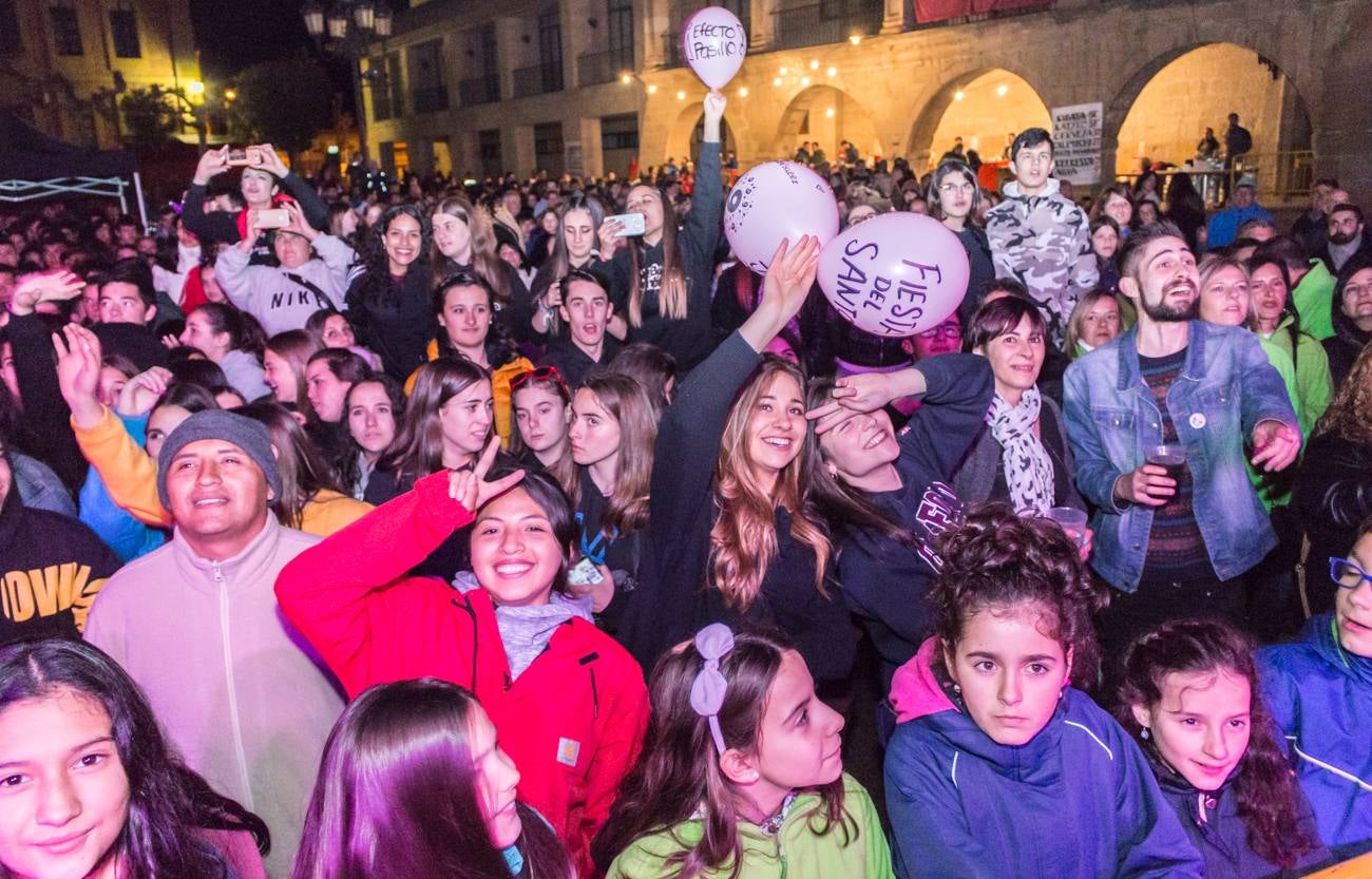 Efecto pasillo ofreció un concierto en la medianoche del sábado, en la plaza de España de Santo Domingo de la Calzada