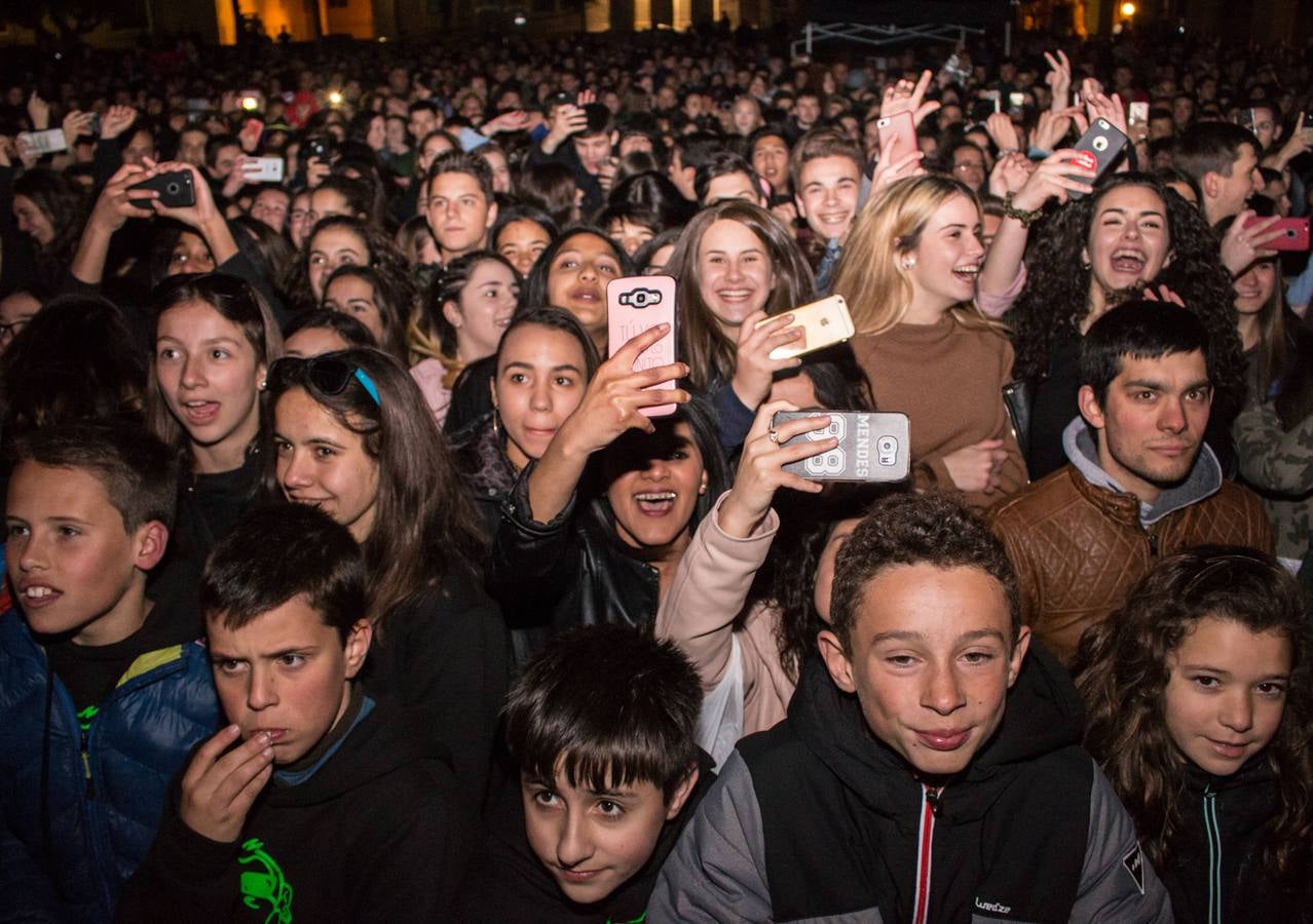 Efecto pasillo ofreció un concierto en la medianoche del sábado, en la plaza de España de Santo Domingo de la Calzada