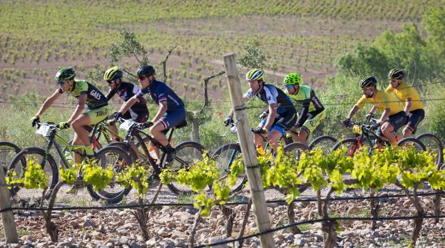   Paso de varios ciclistas por La Grajera.