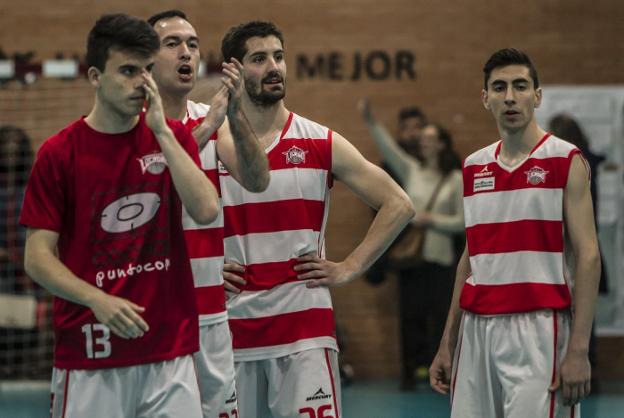 Los jugadores del Logrobasket, al término del encuentro. :: justo rodríguez